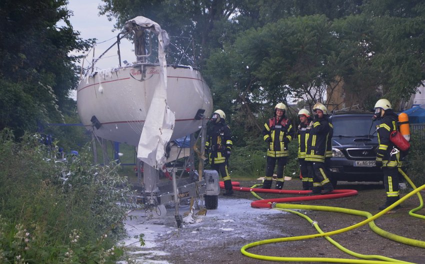 Feuer 1 Yacht explodiert Koeln Muelheim Hafen Muelheim P018.JPG
